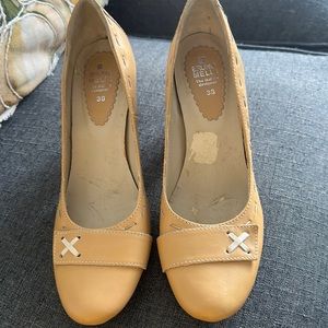 Leather nude/mustard pumps